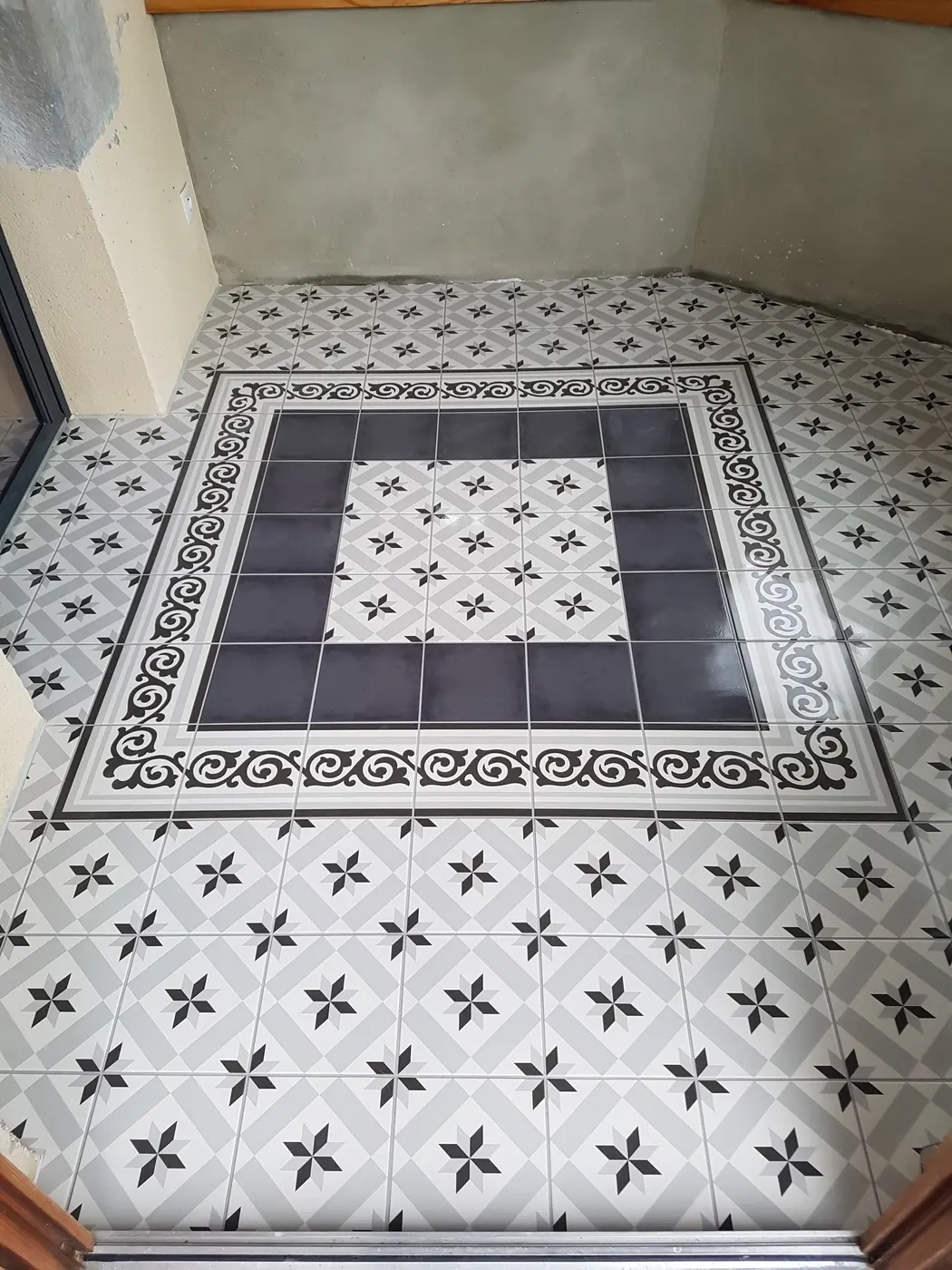 Sol en carreaux de ciment avec rosace centrale