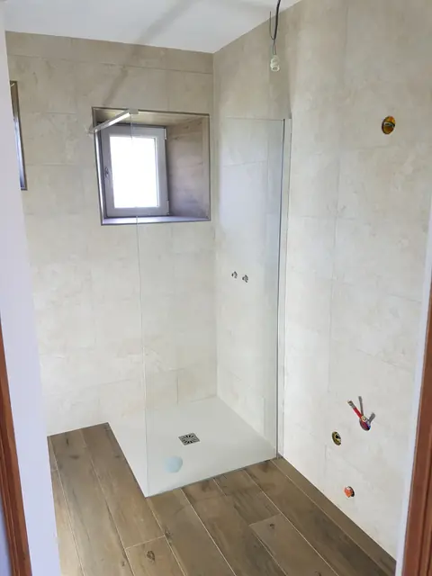 Douche à l’italienne avec niche et grands carreaux beiges