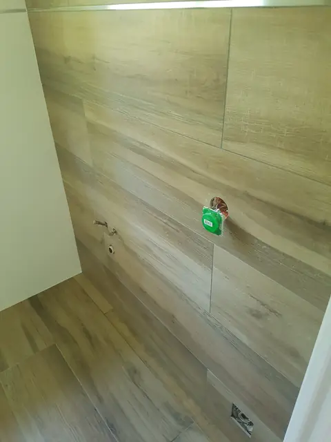 Mur de douche en carreaux imitation bois
