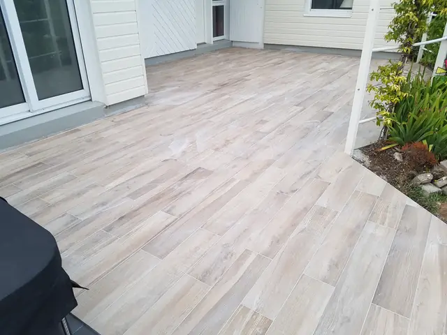 Terrasse carrelée imitation bois clair